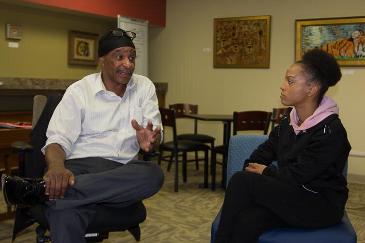 Charles Hannah (Participatory Defense) advises client Desiree Yancy.