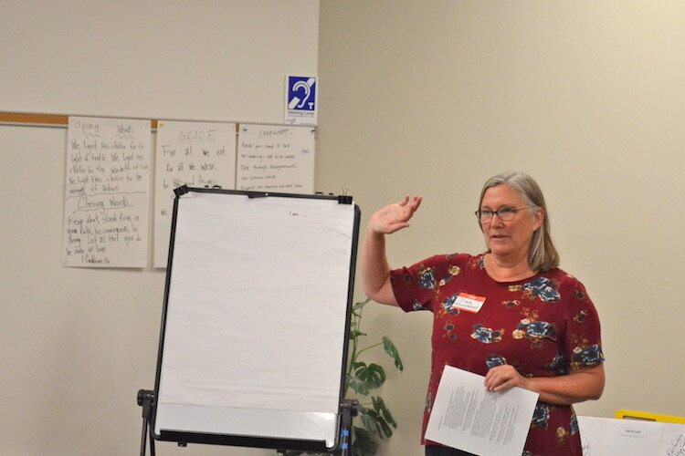 HfC Coordinator Joan Hawxhurst sets the agenda for the meeting.