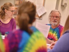 James Henry, a la derecha, discute los casos de los niños con los miembros del personal del CTAC. Foto cortesía de la Western Michigan University.