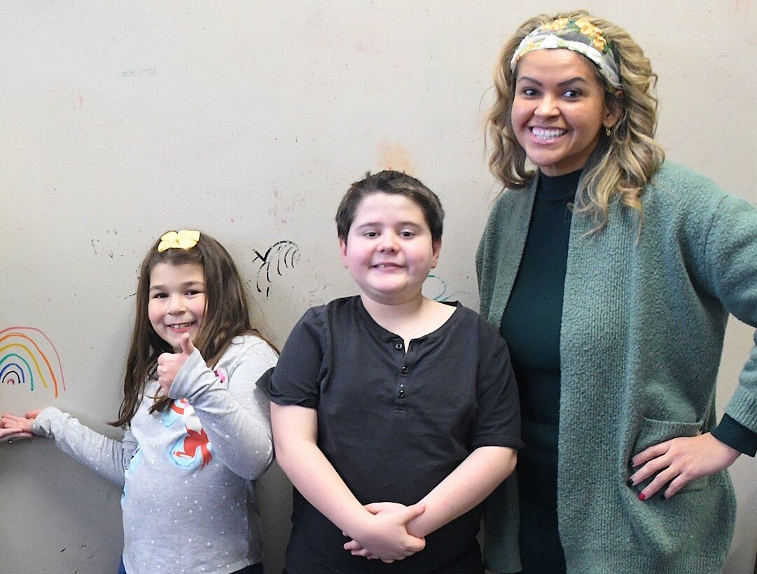 Posando para una foto en ASK Family Services sibshop son, de izquierda a derecha Margot Weiner, Josh Lathrop y Lili Nogueria.