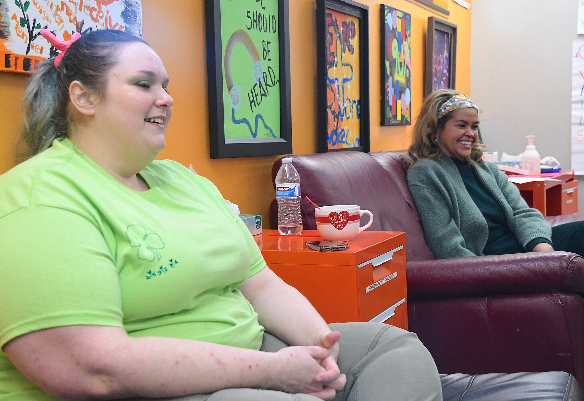 Tabi Swain, a la izquierda, y Lili Nogueria, ambas de ASK Family Services en Kalamazoo, escuchan a jóvenes durante un sibshop de marzo.