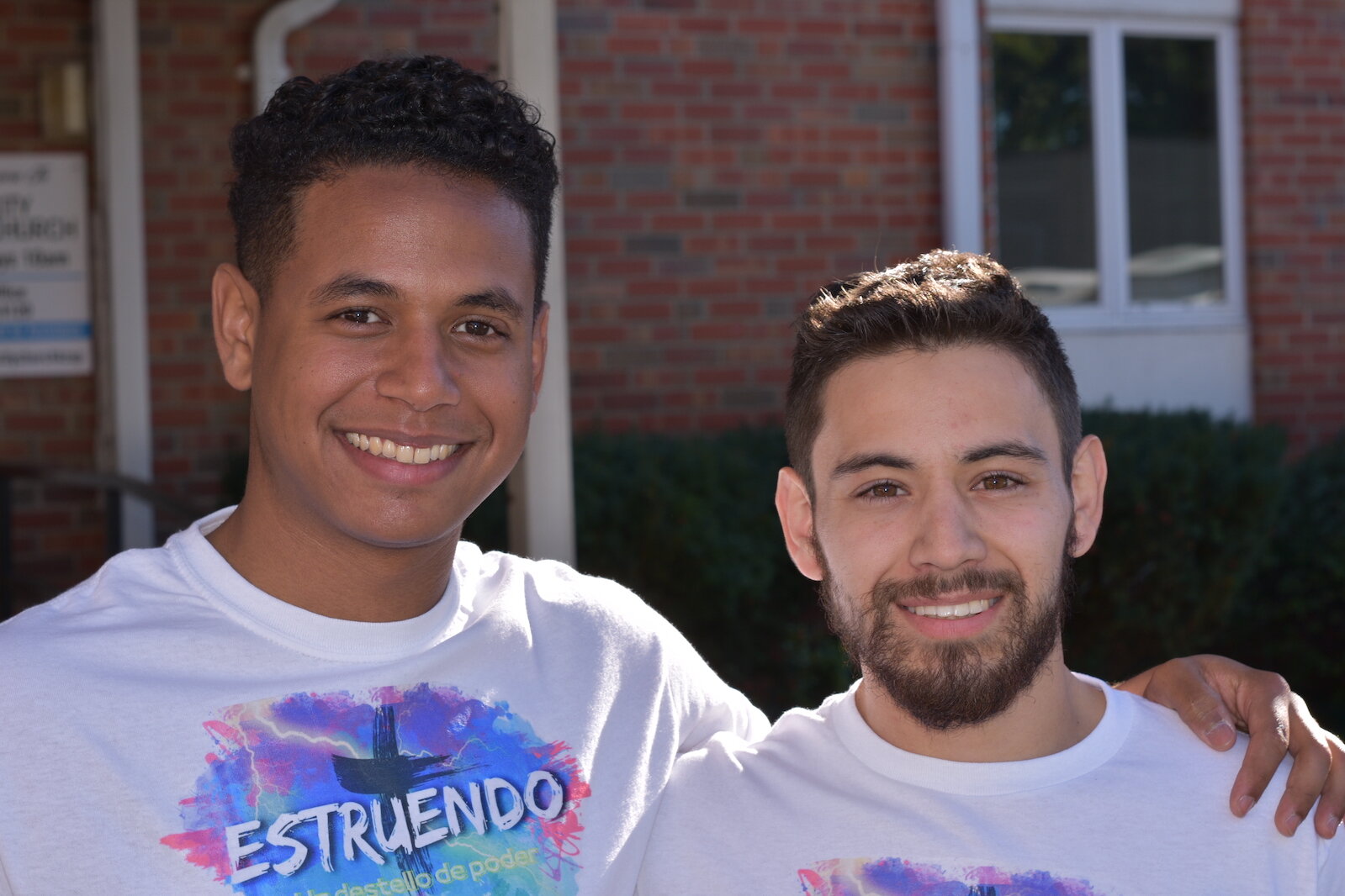Jeffery Tavarez y Agustin Leal-Diaz co-fundadores de Estruendo, un grupo para ayudar a los estudiantes y a otros jóvenes que pudieran estar pensado en el suicido.