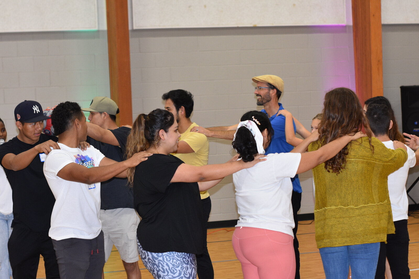 Faith Nyanjui, originally from Ecuador directs the activities to the group of Estruendo participants.